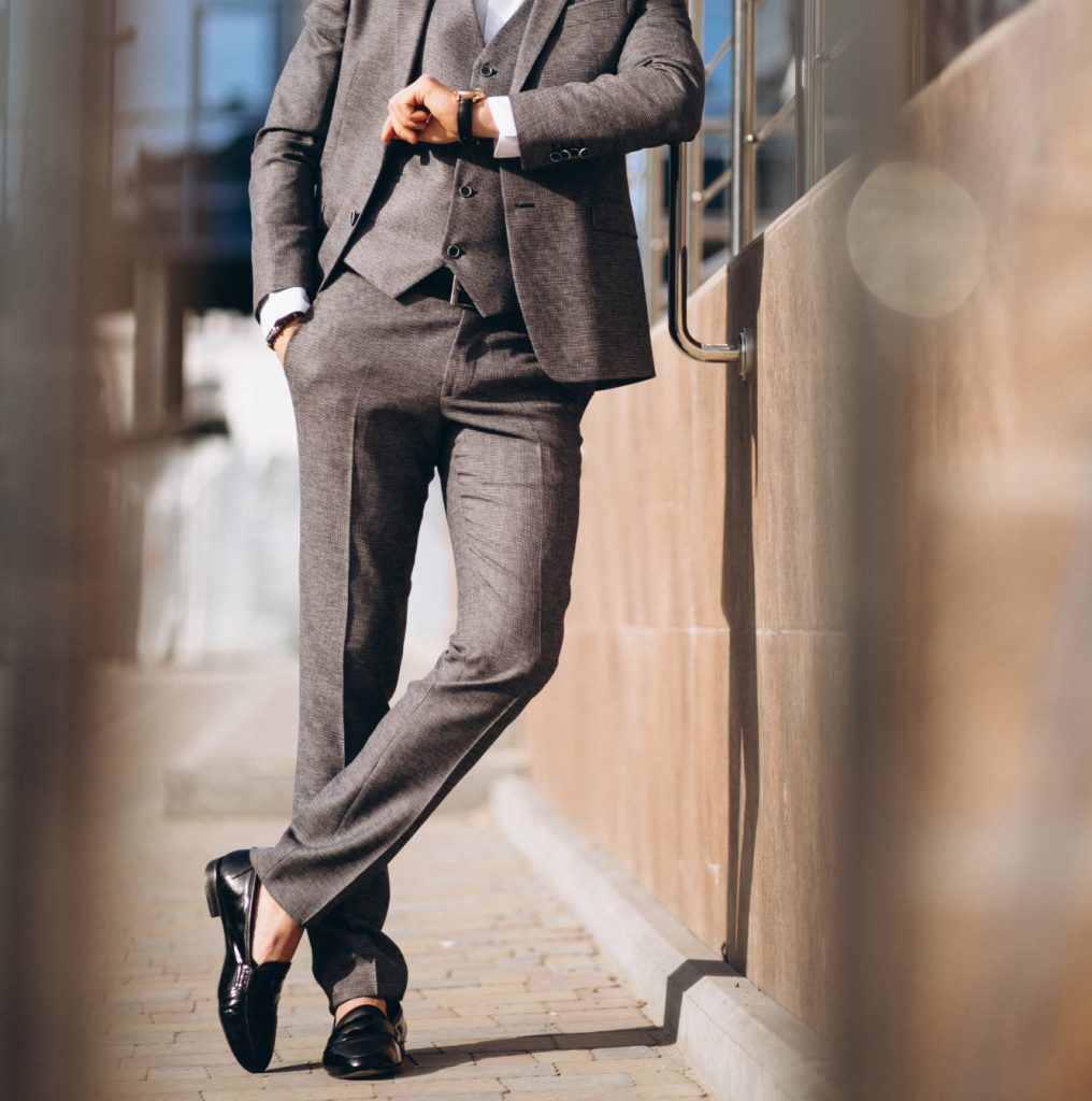 Mannequin en costume et chaussures mocassins