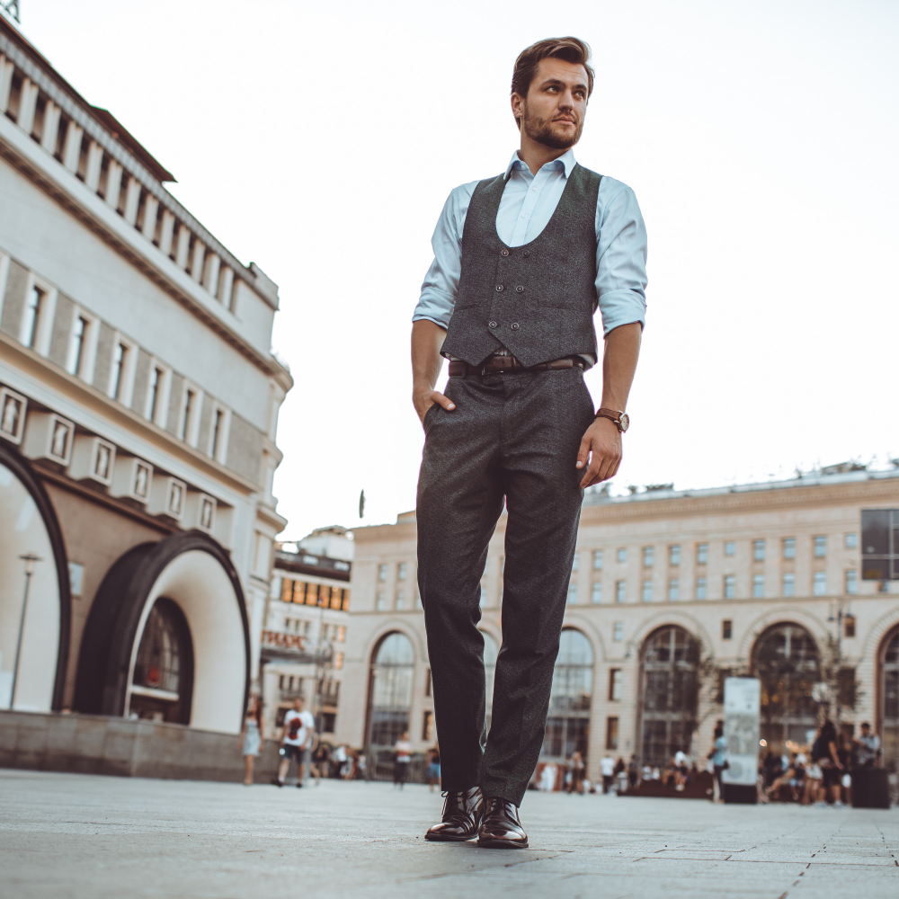 Tenue formelle avec costume gris chaussures en cuir assorties