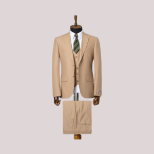 Costume trois pièces beige pour homme, composé d'une veste, d’un gilet et d’un pantalon assortis, coupe ajustée