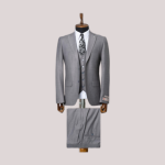 Costume trois pièces gris foncé pour homme, comprenant veste, gilet et pantalon assortis, coupe ajustée