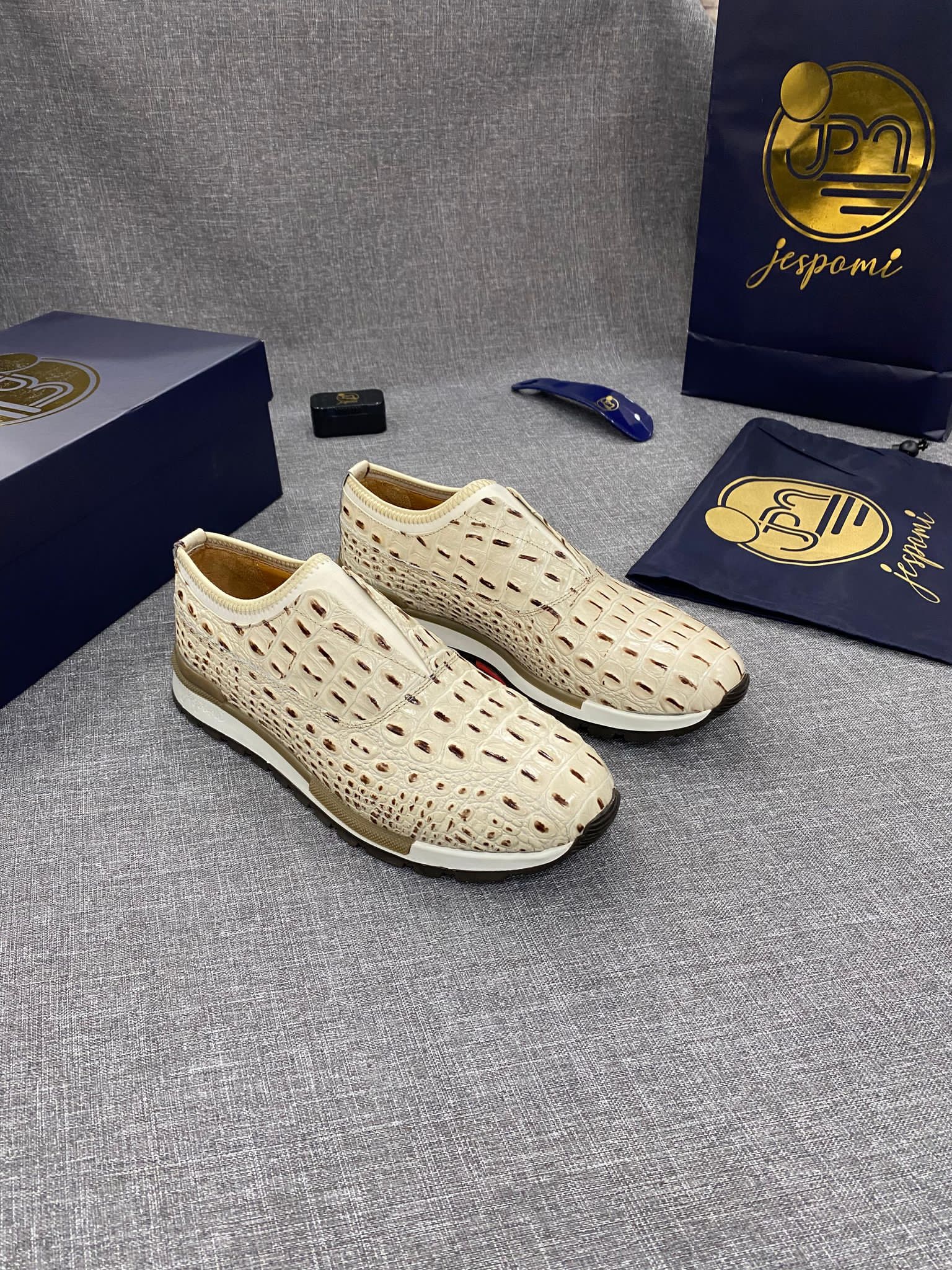 Sneaker blanche en cuir avec texture croco embossée – Image 3