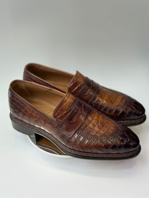 Mocassin penny loafer en cuir brun texturé effet croco