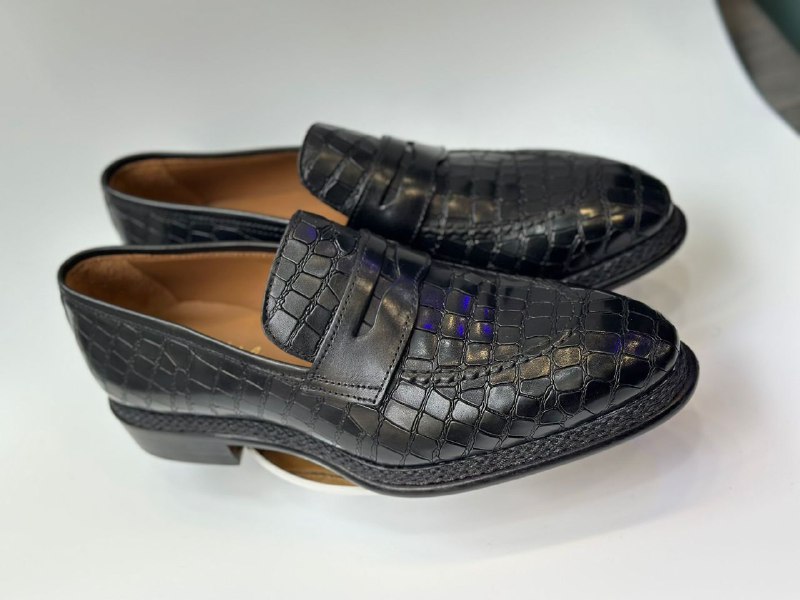 Mocassin penny loafer en cuir noir texturé effet croco – Image 3