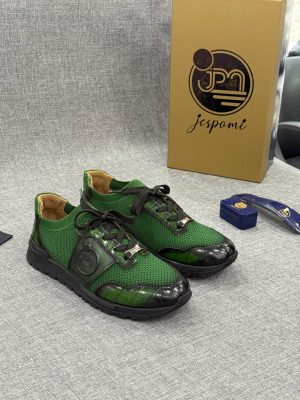 Sneaker en maille verte avec détails en cuir