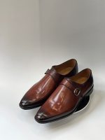 Soulier à boucle simple (Monk Strap) en cuir marron patiné pour homme - Création artisanale Jespomi.