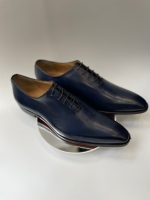Chaussure Richelieu "One-Cut" en cuir lisse bleu nuit avec laçage fermé, vue de trois-quarts sur fond blanc.