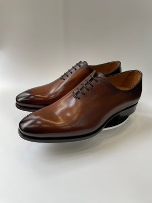 Chaussure Richelieu en cuir de veau marron cognac patiné pour homme, finition luxe artisanale, marque Jespomi.
