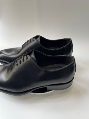 Chaussure Richelieu classique en cuir noir lisse pour homme par Jespomi, vue de profil avec détails des lacets et de la semelle.