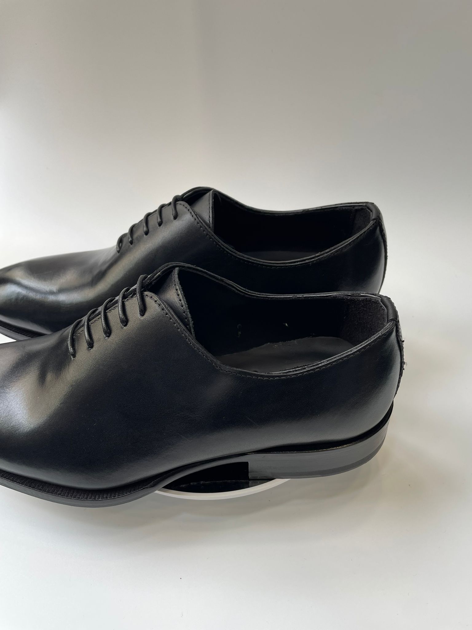 Chaussure Richelieu classique en cuir noir lisse pour homme par Jespomi, vue de profil avec détails des lacets et de la semelle.