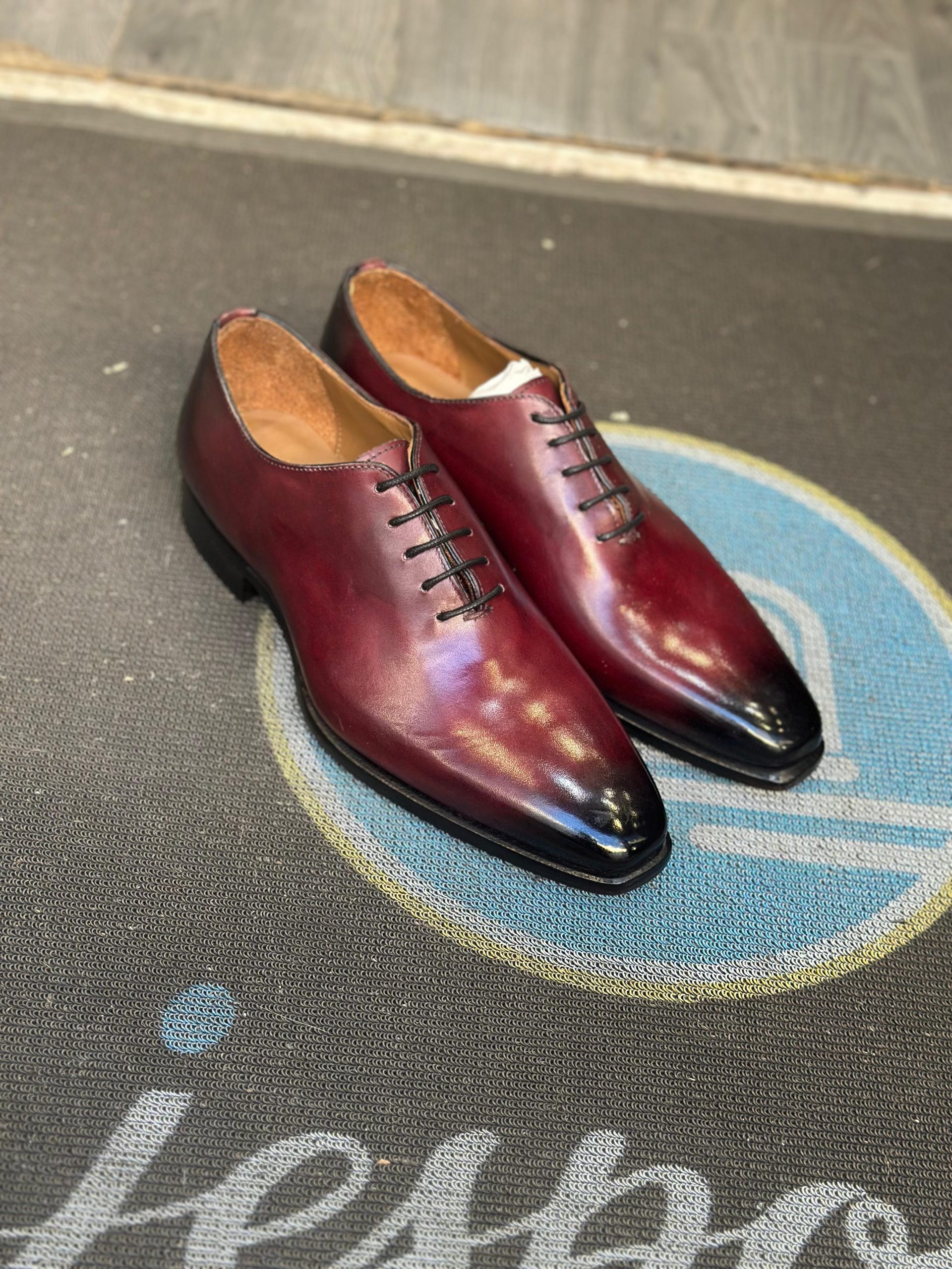 Richelieu One-Cut Bordeaux en Cuir Patiné No1 – Élégance Masculine par Jespomi – Image 2