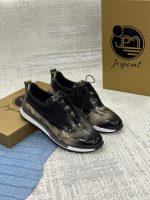 Chaussures Sneakers homme noir et gris effet patiné brillant avec semelle sportive blanche, présentées devant des boîtes Jespomi