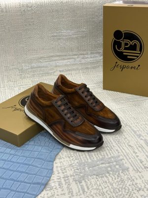 Sneakers homme en cuir marron patiné Jespomi avec semelle sport blanche et lacets assortis, présentées dans un décor élégant avec boîte de marque.