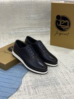 Chaussures derby homme bleu marine en cuir avec détails embossés effet crocodile et semelle contrastée blanche, présentées avec leur boîte Jespomi.