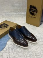 Chaussures Richelieu homme en cuir bicolore bleu marine et bordeaux avec semelle blanche crantée, présentées avec leur coffret Jespomi.