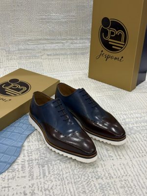 Chaussures Richelieu homme en cuir bicolore bleu marine et bordeaux avec semelle blanche crantée, présentées avec leur coffret Jespomi.