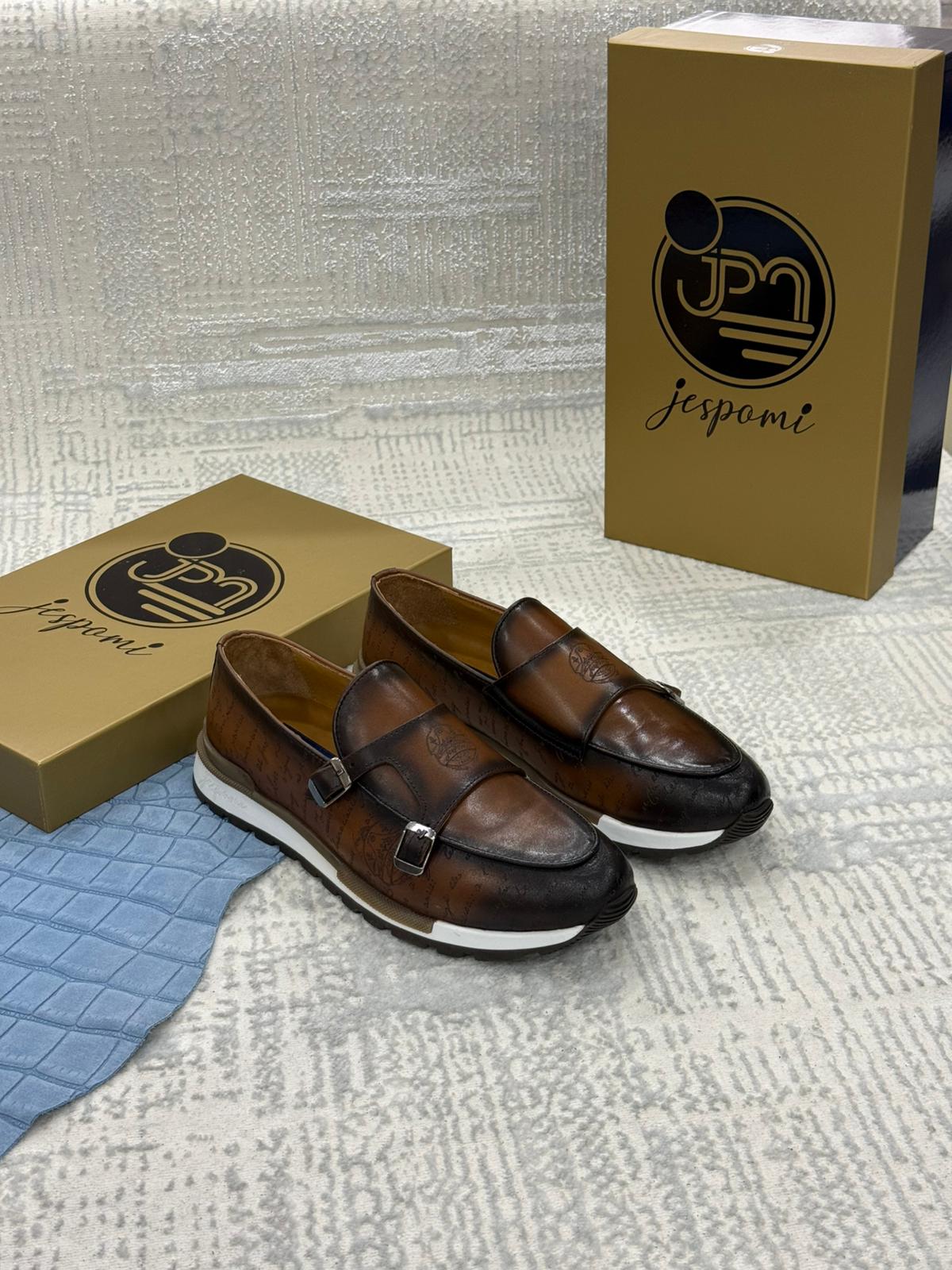 Chaussures à boucles homme marron patiné avec semelle sneaker blanche, alliant élégance classique et confort moderne, présentées avec leur boîte Jespomi.