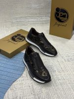 Sneakers homme en cuir noir avec motifs graphiques élégants, semelle épaisse bicolore et design contemporain Jespomi.