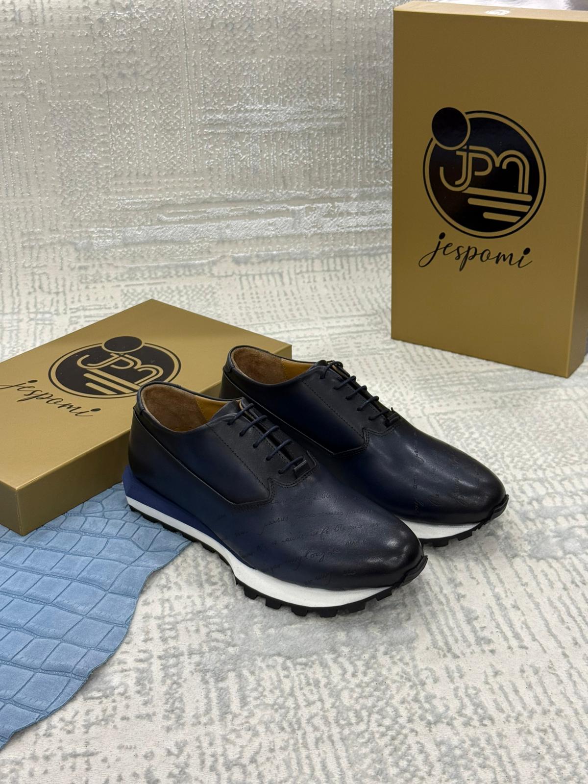 Chaussures Derby homme bleu marine en cuir avec semelle épaisse sportive blanche et noire, présentées devant des boîtes Jespomi.