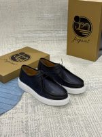 Chaussures derby homme en cuir noir texturé avec semelle blanche épaisse, style casual chic moderne.