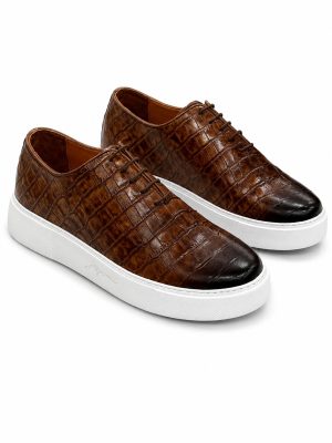: Sneakers hybrides en cuir façon crocodile marron cognac avec semelle blanche Jespomi