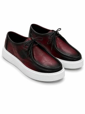 Sneakers mocassins Jespomi en cuir patiné bordeaux et noir avec détails gravés et semelle blanche