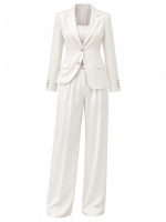 Tailleur-pantalon femme blanc cassé avec blazer ajusté et pantalon large