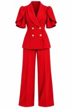 Ensemble pantalon rouge pour femme avec blazer à manches bouffantes et boutons dorés