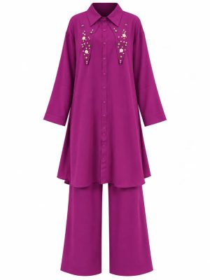 Ensemble pantalon violet pour femme avec tunique longue à col chemise et détails fleuris