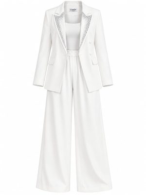 Ensemble tailleur pantalon blanc trois pièces avec blazer à revers ornés de strass argentés