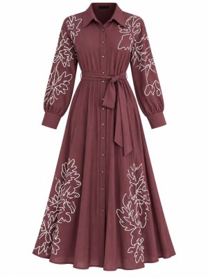 Robe chemise longue prune à motifs floraux blancs et ceinture