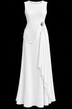 Robe blanche longue à drapé asymétrique et boucle argentée