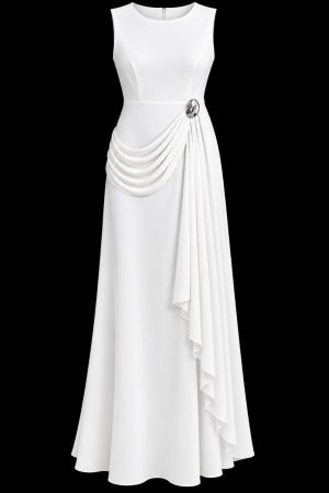 Robe blanche longue à drapé asymétrique et boucle argentée