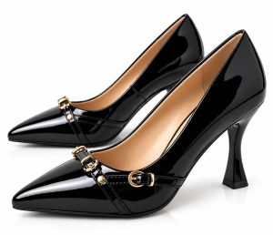 Escarpins noirs vernis à talon haut avec bride et boucles dorées