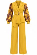 Ensemble pantalon jaune moutarde avec blazer ceinturé et manches bouffantes fleuries