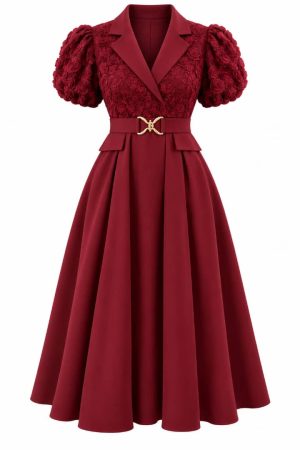 Robe longue bordeaux à manches bouffantes et motifs floraux avec ceinture dorée