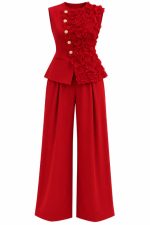 Combinaison pantalon rouge femme avec fleurs en relief et boutons dorés