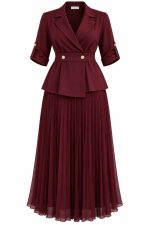 Ensemble femme bordeaux avec veste blazer cintrée et jupe longue plissée