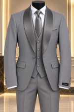 Costume trois pièces homme gris avec veste, gilet, pantalon, chemise blanche et cravate