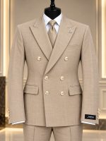 Costume homme beige à double boutonnage avec chemise blanche et cravate