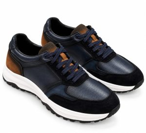 Sneakers homme bleu marine et noir avec empiècements marron cognac, lacets bleu foncé et semelle blanche