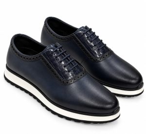 Chaussures Richelieu homme bleu marine foncé à lacets, détails brogués et semelle épaisse blanche