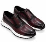 Chaussures Richelieu homme bordeaux foncé et noir à motifs décoratifs, perforations brogue et semelle blanche contrastante.
