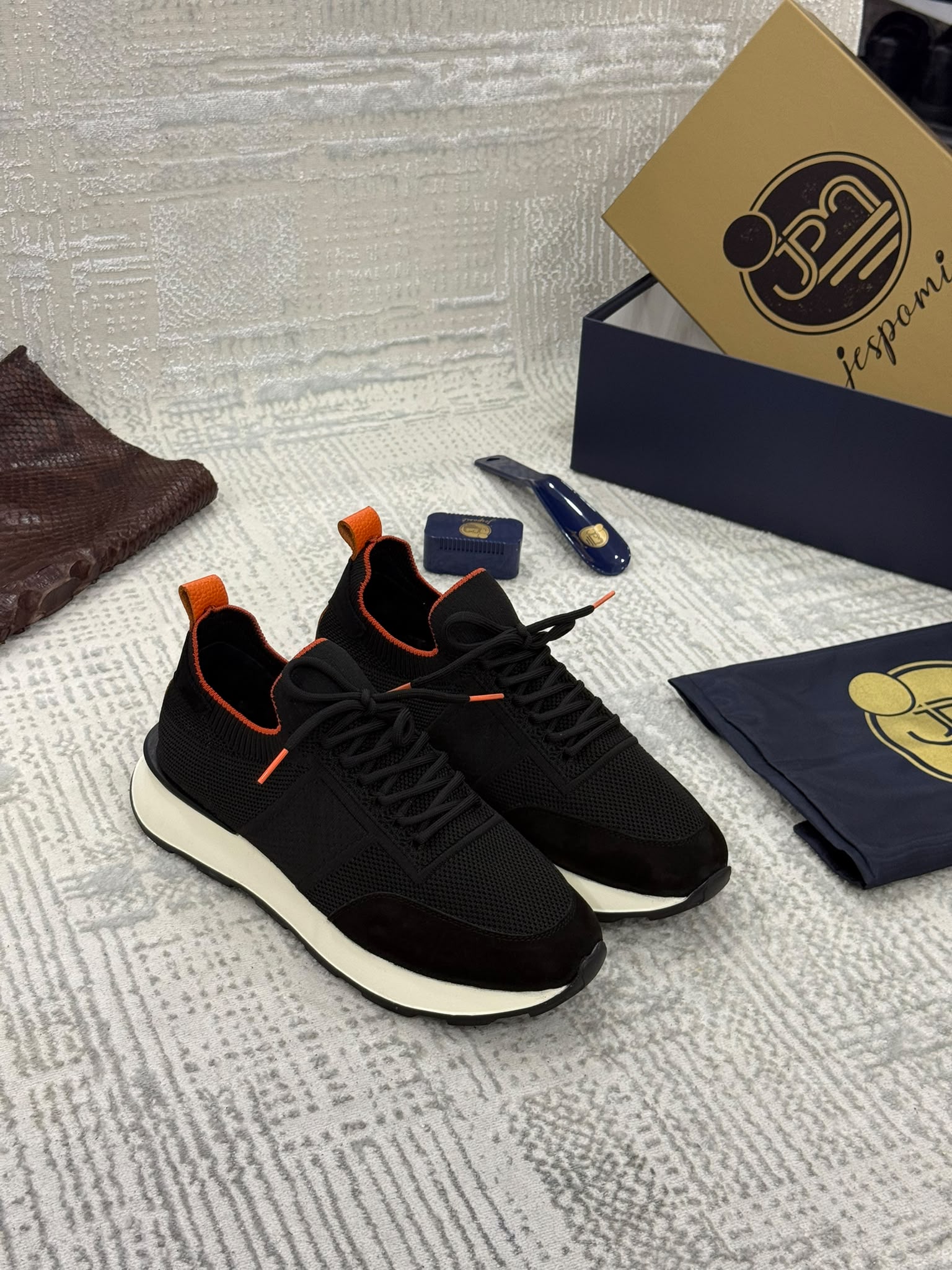 Baskets Homme Noires à Détails Orange – Image 2