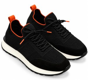 Baskets homme noires en maille respirante avec semelle blanche et détails orange