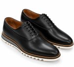 Chaussures derby homme noires à lacets avec semelle crantée blanche et finitions marron