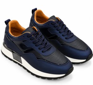 Baskets homme bleu marine et noir à semelle blanche avec détails texturés et doublure camel