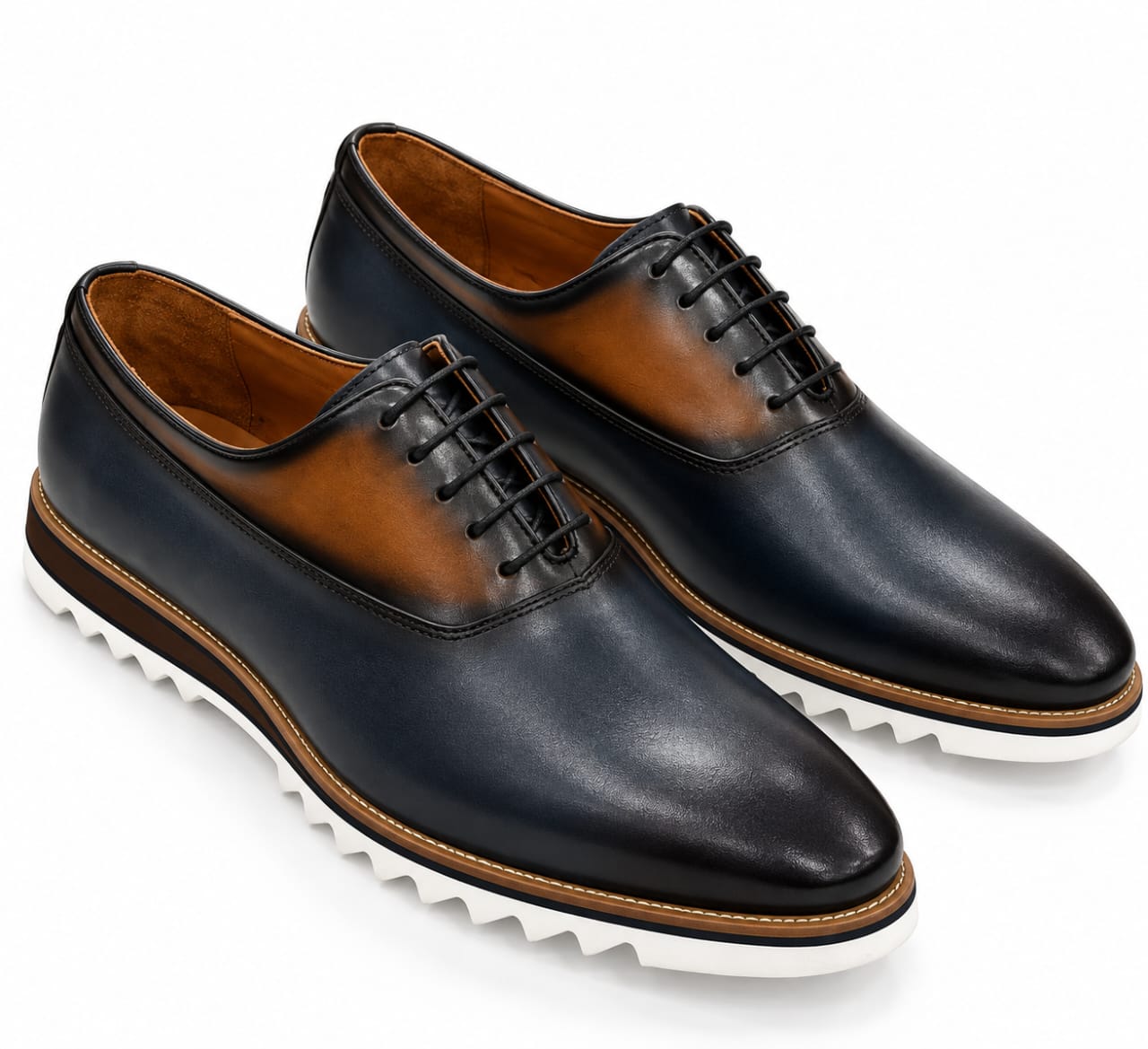 Chaussures derby homme noires et marron cognac avec lacets noirs et semelle blanche crantée.